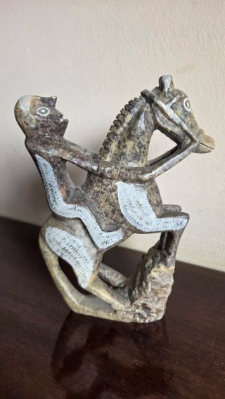 Escultura africana de piedra: jinete a caballo