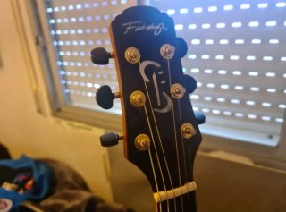 Guitarra Electroacústica con Estuche rígido
