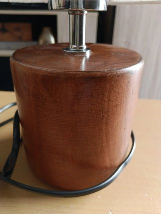 Lámpara de mesa de madera y tela