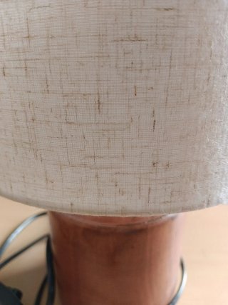 Lámpara de mesa de madera y tela