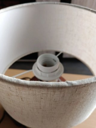 Lámpara de mesa de madera y tela