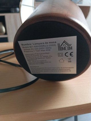 Lámpara de mesa de madera y tela