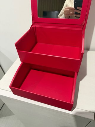 Maletín rojo con asa y cierre dorado