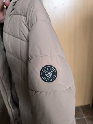 Chaqueta beige acolchada con capucha