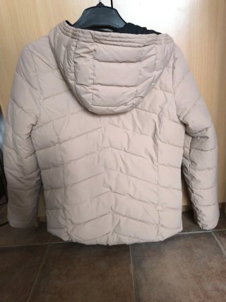 Chaqueta beige acolchada con capucha