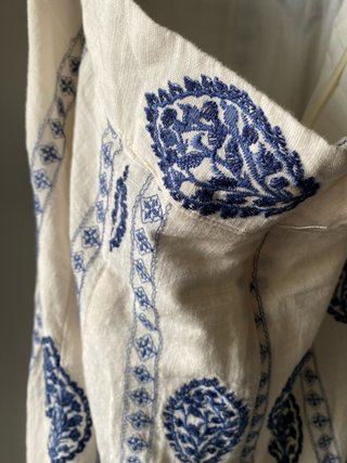 Vestido blanco y azul estampado