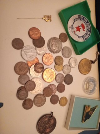 Lote insignias medallas monedas billetes varios