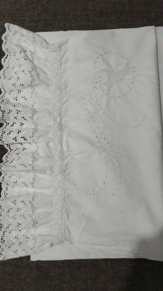 Almohadón antiguo bordado