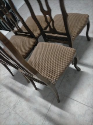 Juego de 4 sillas de madera