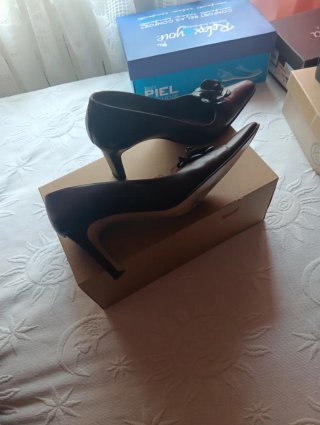 Zapatos Manolita Marrones Tacon Bajo Flor