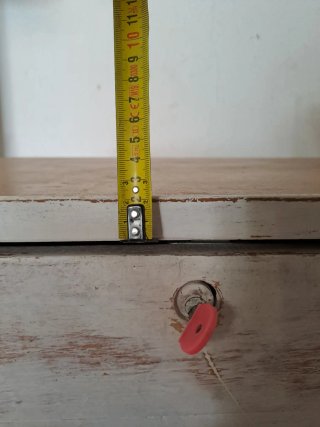 Armario de madera con puerta