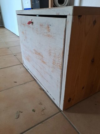 Armario de madera con puerta