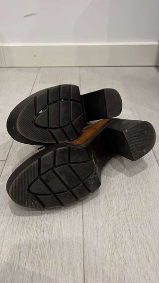 Zapatos de tacón marrones con cordones