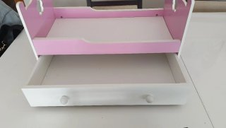 Cama de muñecas rosa y blanca con cajón