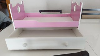 Cama de muñecas rosa y blanca con cajón