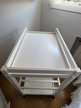 Cambiador bebé Ikea blanco con ruedas.