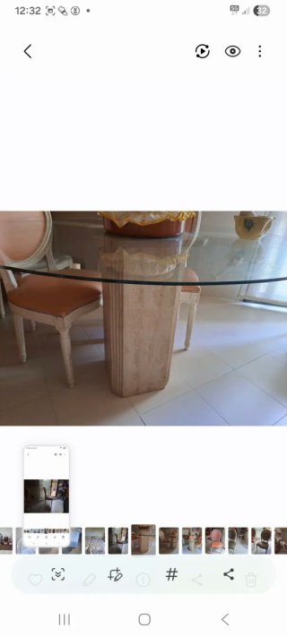 Mesa de salón con pie de mármol y cristal