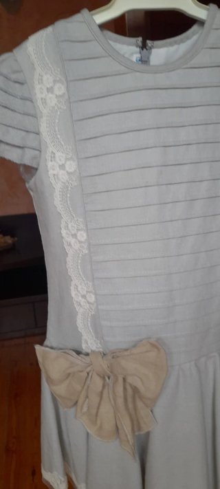 Vestido niña beige con lazo y encaje
