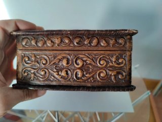 Caja de tabaco, de madera y piel repujada, años 40