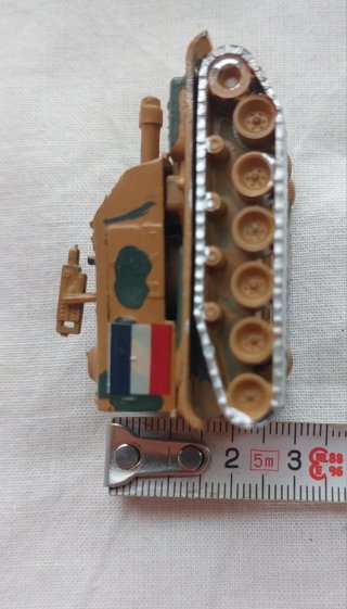 Soldatini di plastica e carro armato militare