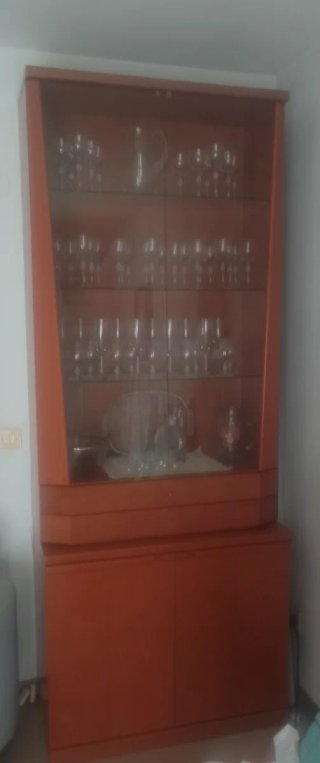Vitrina de madera y cristal para vajilla