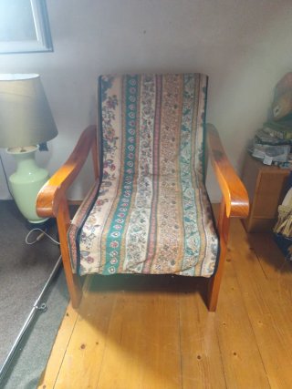 Sillón de madera con estampado floral