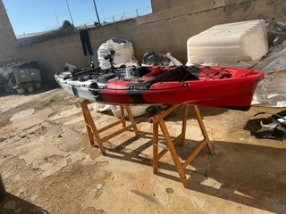 Kayak de pesca rojo