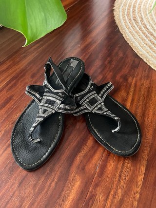 Sandalias planas con abalorios