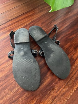 Sandalias planas con abalorios
