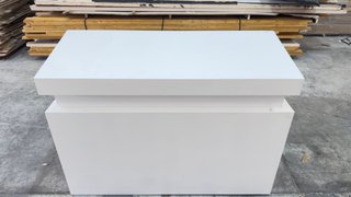 Mueble blanco lacado con cerraduras