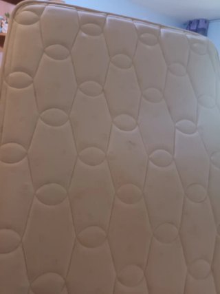 Cama con colchón y cabecero de madera