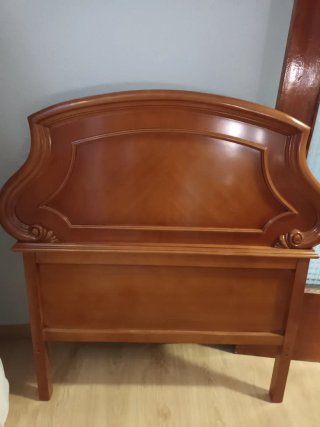 Cama con colchón y cabecero de madera