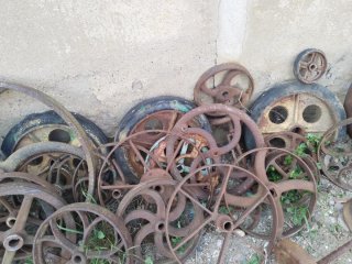 Ruedas antiguas de metal y goma