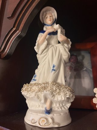 Figuras de porcelana mujer y jarrón