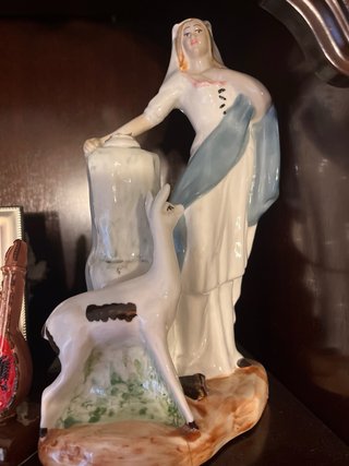 Figuras de porcelana mujer y jarrón