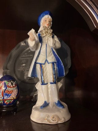 Figuras de porcelana mujer y jarrón