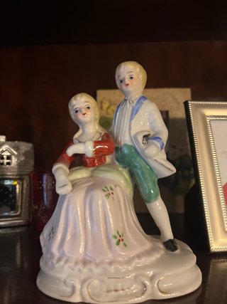 Figuras de porcelana mujer y jarrón