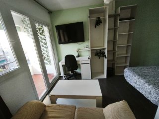 Habitación con terraza y sofá en Parla