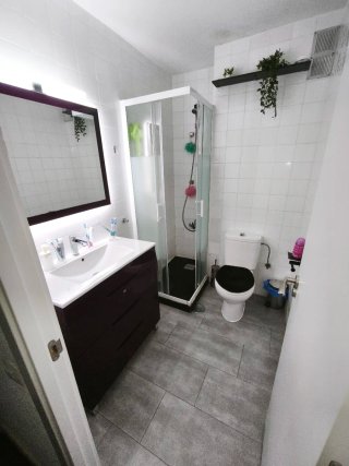 Habitación con terraza y sofá en Parla