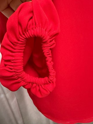 Blusa roja con volantes