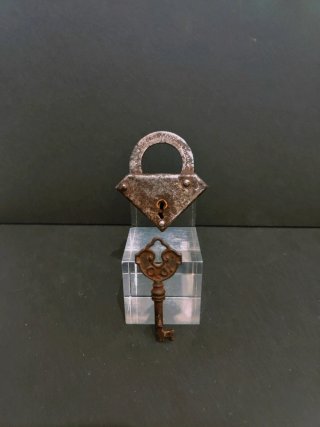 Candado antiguo siglo XIX con llave