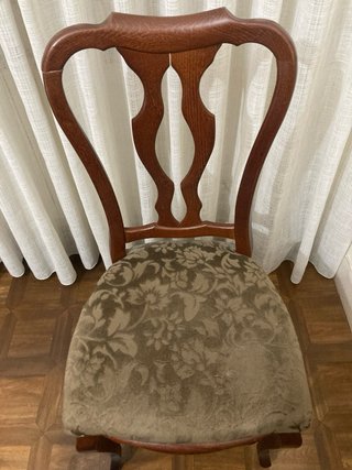 Silla de madera clásica con asiento tapizado
