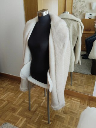 Chaquetón piel sintética beige