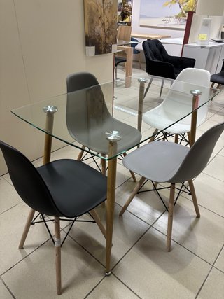 Mesa cristal y 4 sillas (3 colores)