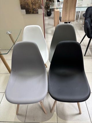 Mesa cristal y 4 sillas (3 colores)