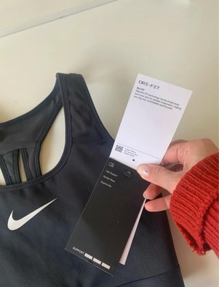 Top deportivo Nike negro