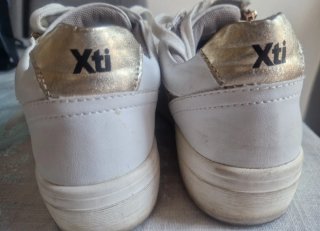 Zapatillas blancas y doradas con cremallera
