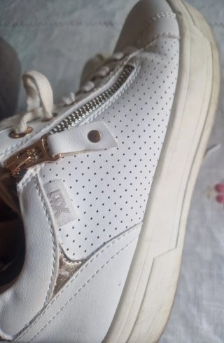 Zapatillas blancas y doradas con cremallera