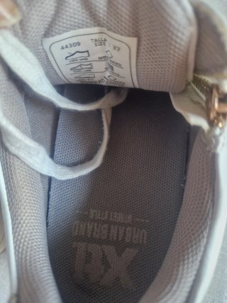 Zapatillas blancas y doradas con cremallera