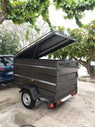 Remolque cerrado gris